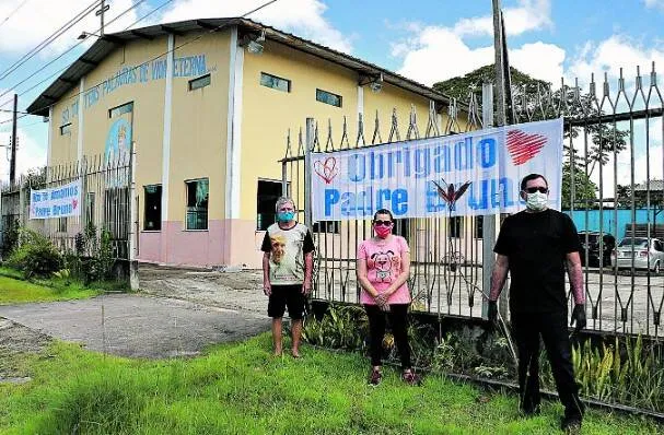 O diácono João Bosco e a coordenadora dos Ministros Extraordinários da Comunhão Eucarística da Paróquia São João Paulo II, Fátima Pedrosa, na fachada da Paróquia São João Paulo II