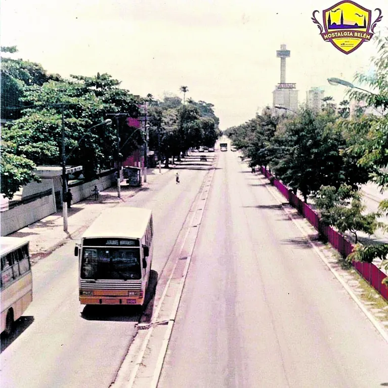 Avenida Almirante Barroso em 1990 com a Torre da RBA ao fundo
