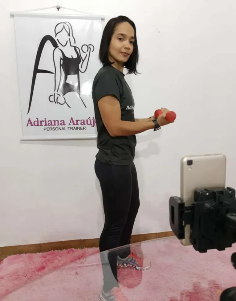 Professora Adriana Araújo se reiventando devido a pandemia, gravando vídeos e disponibilizando exercícios online.