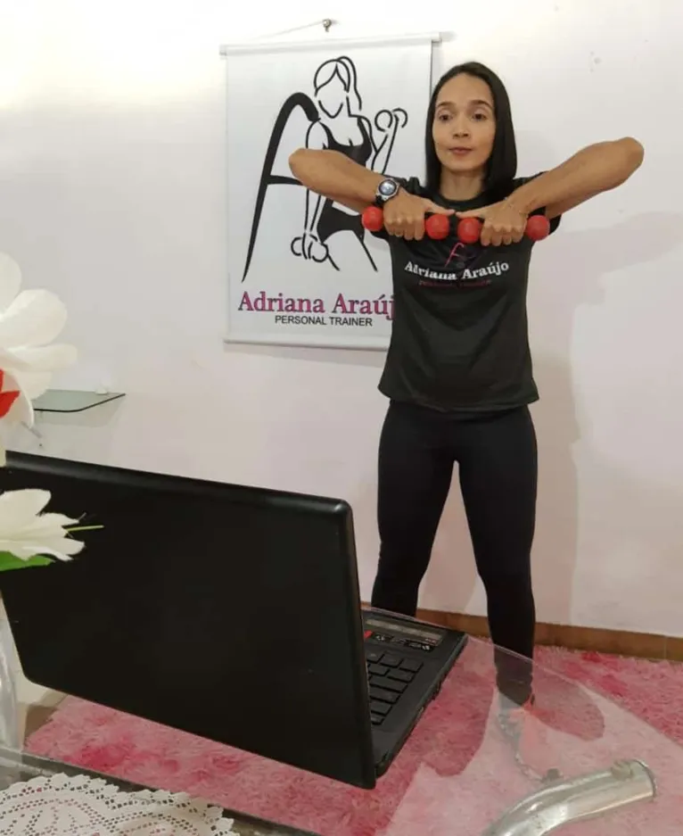 Adriana não abre mão de mandar exercícios todos os dias para os alunos que estão no grupo. 