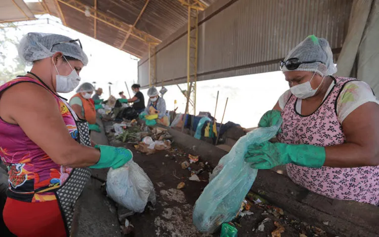 Triagem de recicláveis da Coopercamare