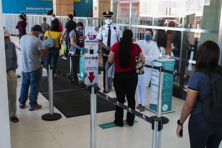 Shoppings do Distrito Federal precisam medir a temperatura do cliente. Uso de máscara também é obrigatório em locais públicos.