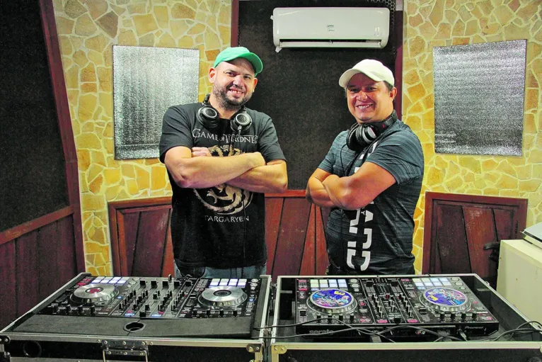 Os DJs Fábio Cebolinha e Metralha fazem mix do que costumam tocar em seus na rádio 99FM.