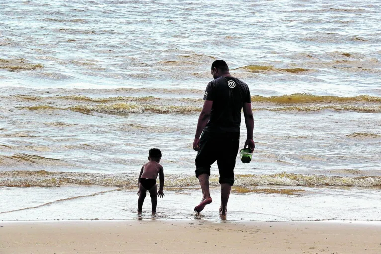 á na maioria das praias do distrito de Outeiro o clima era tranquilo.