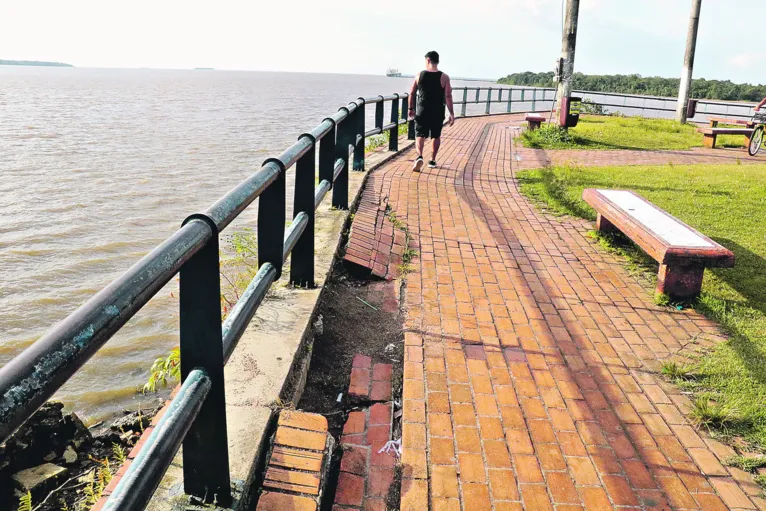 O principal ponto turístico da Vila Sorriso sofre sem manutenção há anos e parte da calçada está destruída, trazendo riscos para quem frequenta o local. 