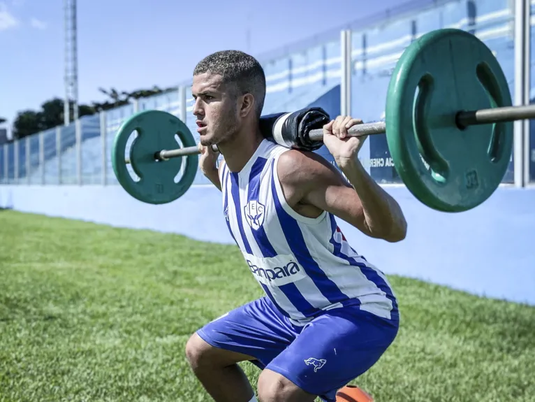 meio-campista Victor Diniz