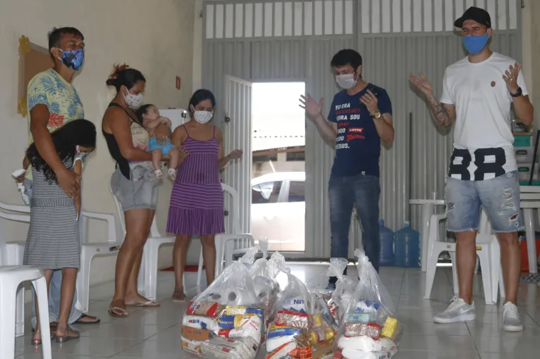Jogador bicolor doa cestas básicas a famílias atingidas pela pandemia