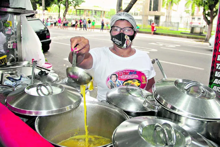 "Eu trabalho com comida, então costumo utilizar muito gás. São dois botijões por semana, a R$ 80 cada um. Ou seja, são R$ 640 por mês. É muito alto”, Lúcia Torres, vendedora de comidas na feira do Ver-o-Peso