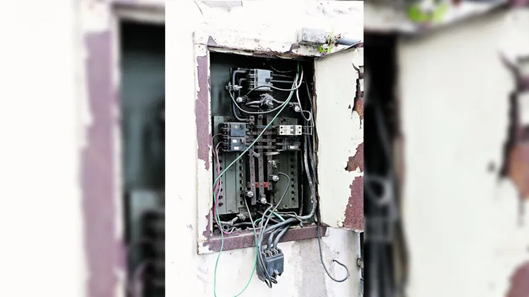 Infiltrações e fiação elétrica exposta, além da sujeira e pichação por todo o prédio. Estes são apenas alguns dos problemas encontrados no Mercado de São Brás, que há tempos não passa por uma grande reforma.