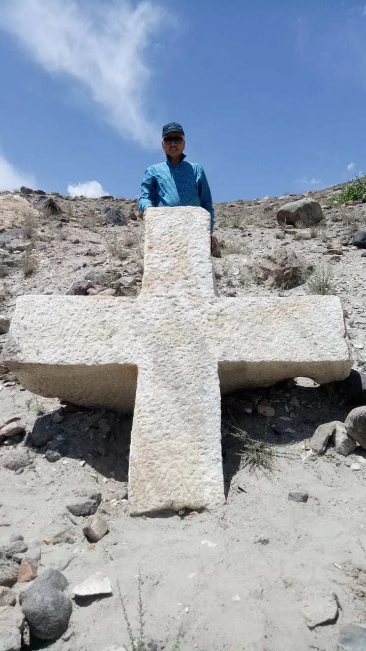 A cruz pesada é esculpida em mármore