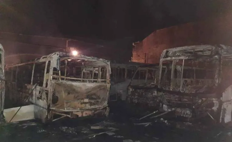 Incêndio deixa garagem de ônibus completamente destruída em Belém 