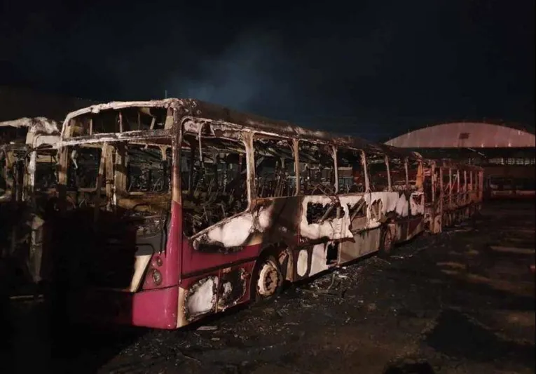 Incêndio deixa garagem de ônibus completamente destruída em Belém 