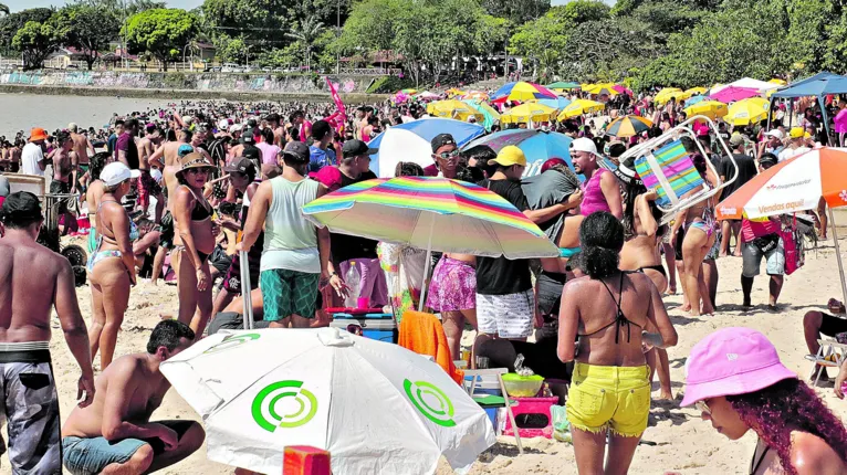 Os banhistas ignoraram a pandemia para curtir o dia ensolarado na bucólica, ontem.