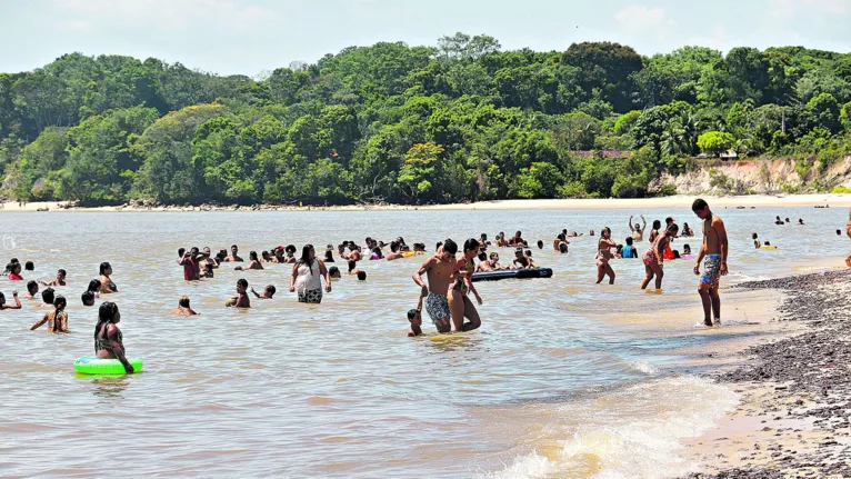 A 45 minutos de barco de Belém, Cotijuba desponta como um dos locais mais frequentados durante o verão paraense.