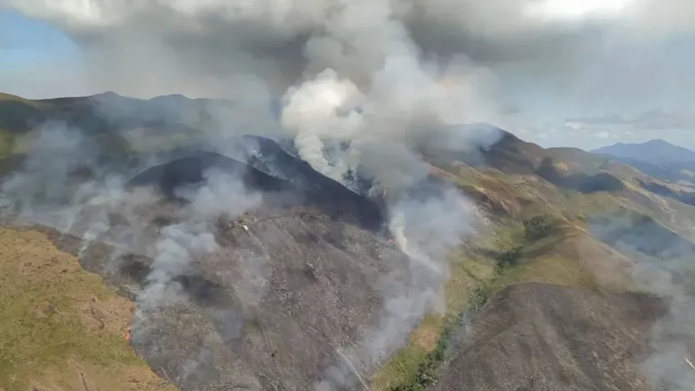 Incêndio atinge reserva biológica no Rio de Janeiro