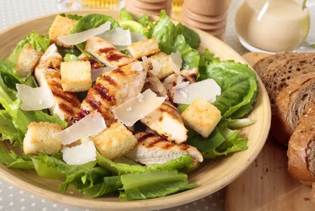 Conheça 4 receitas de saladas fresquinhas para aproveitar o verão