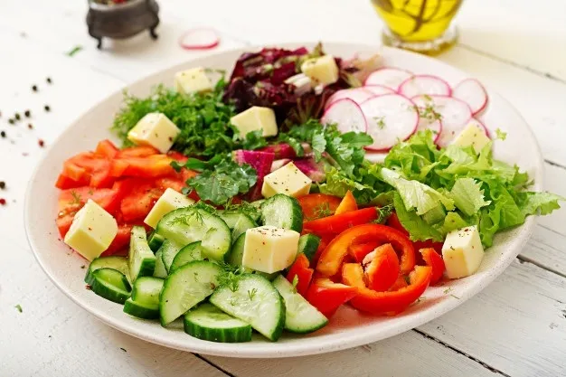 Conheça 4 receitas de saladas fresquinhas para aproveitar o verão