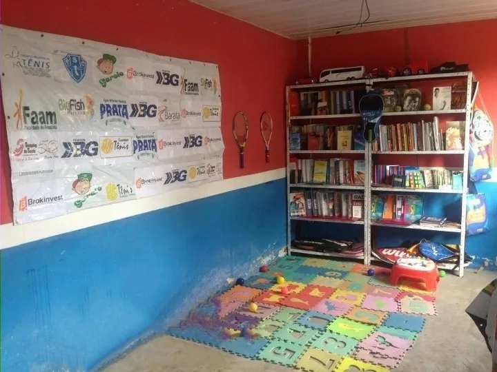 Biblioteca à disposição para as atividades de leitura e pesquisa.