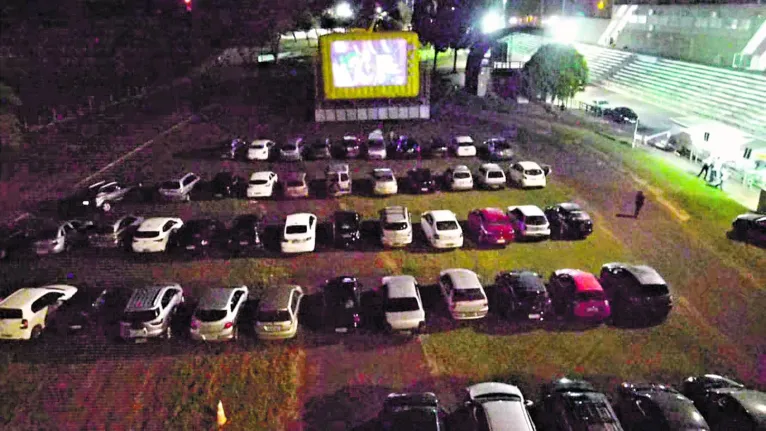 Em Bebedouro, interior de São Paulo, a prefeitura montou drive-in, mas não tinha os direitos para exibir os filmes.
