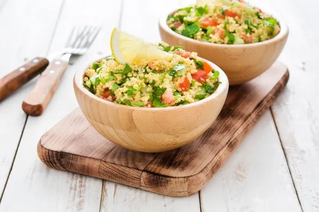 Conheça 4 receitas de saladas fresquinhas para aproveitar o verão