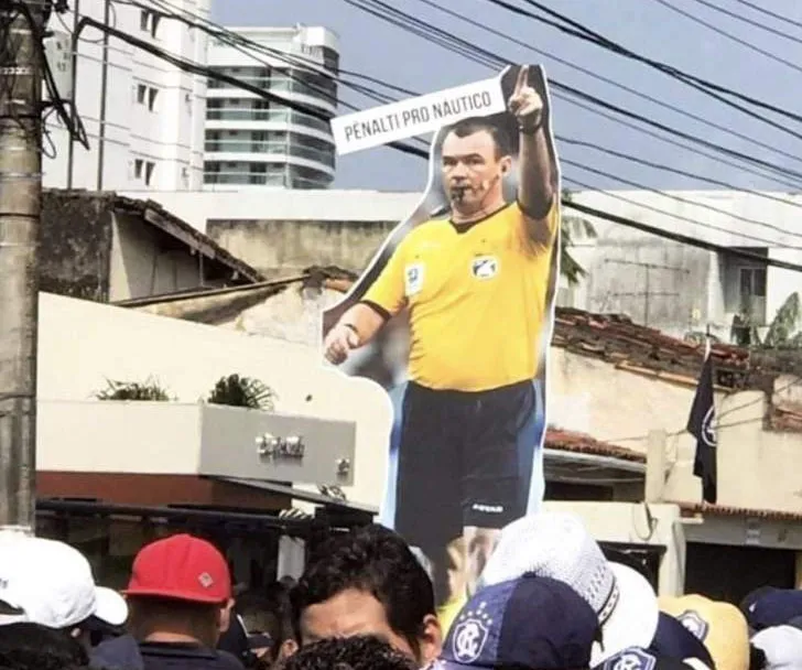 Totem de Leandro Vuaden surgiu em meio a torcida do Clube do Remo em 2019. 