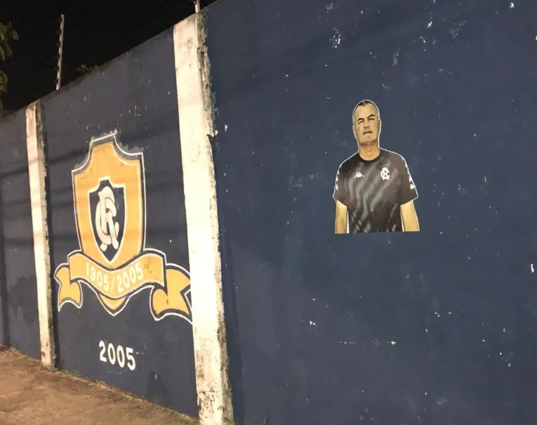 Foto do técnico Mazola no estádio Baenão