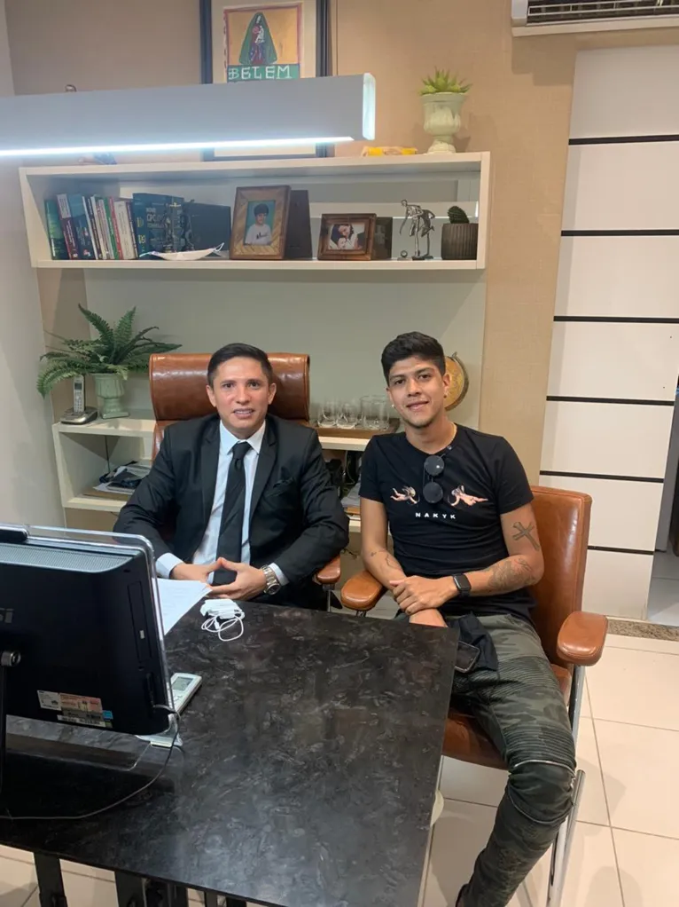 Betinho ao lado do advogado Emerson Dias