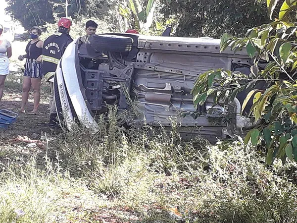 Carro capotou em uma área de mato. 