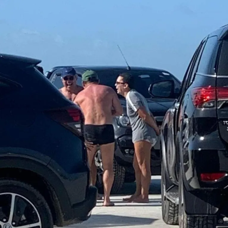Zenaldo é flagrado em praia sem manter distanciamento e sem usar máscara