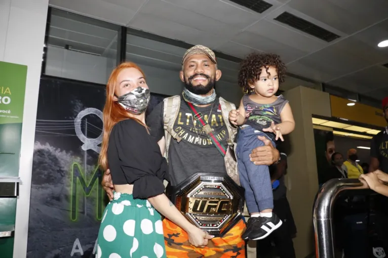 Dono do cinturão da categoria Mosca, Deiveson Figueiredo dedicou a conquista ao seu avô já falecido. Hoje ele irá ao cemitério para visitá-lo

