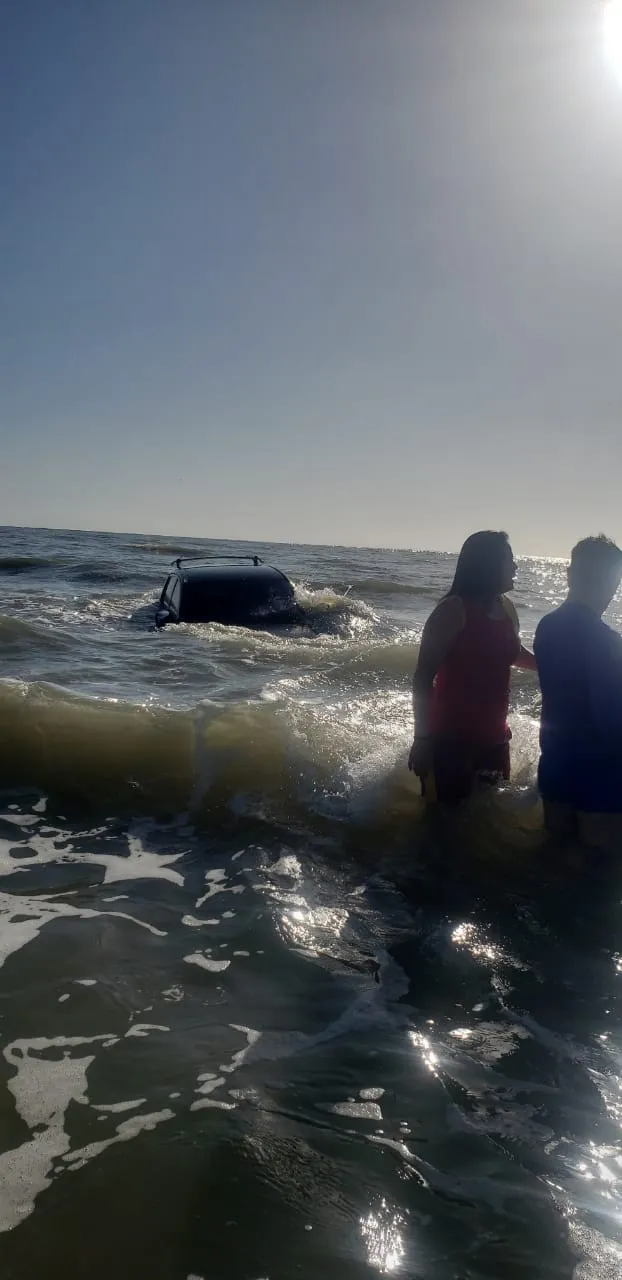Banhistas amanhecem na praia e maré de Salinas engole carros de luxo