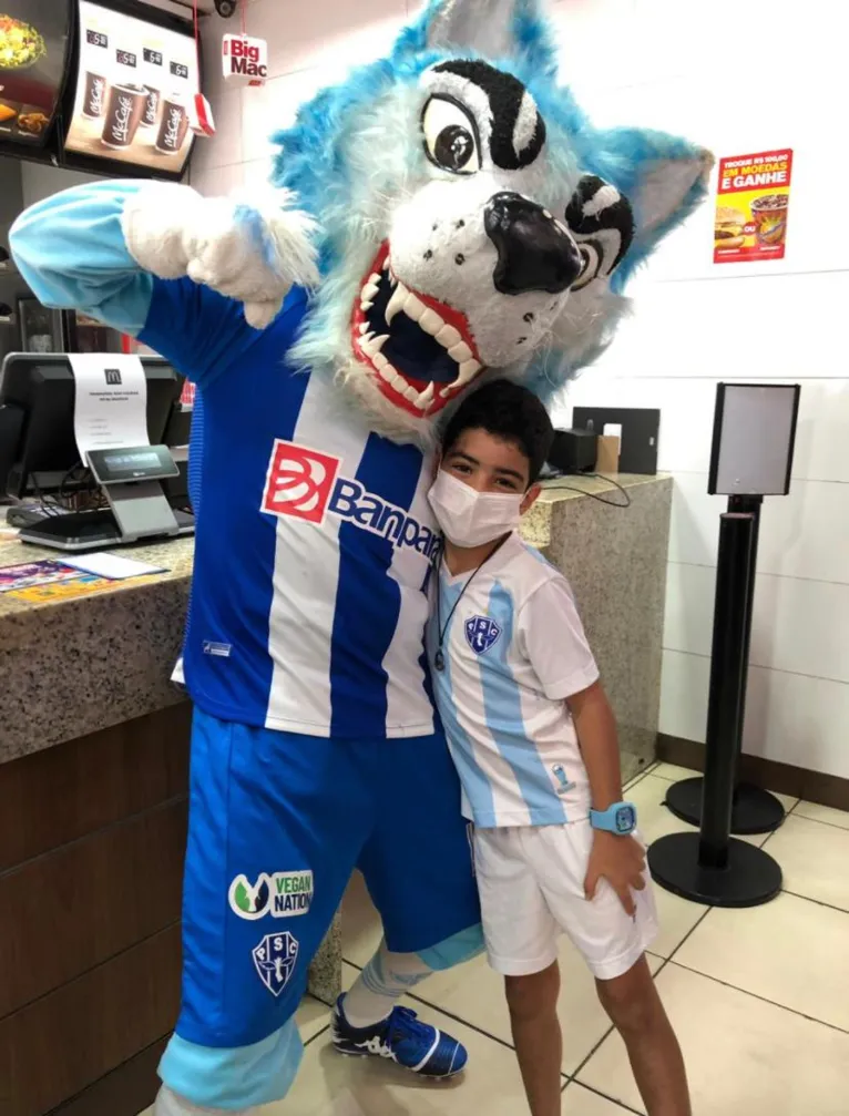 Pequeno bicolor luta contra o câncer e mostra força nas
redes sociais. 