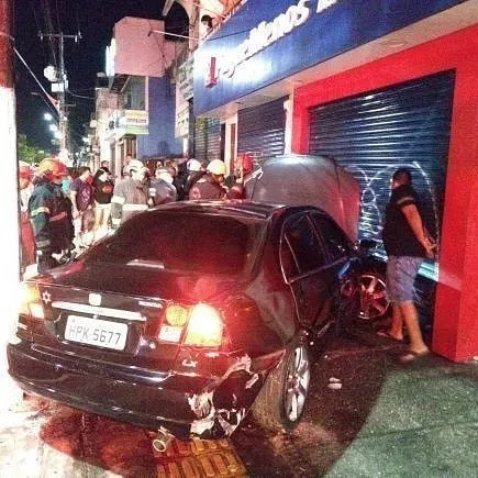 Duas
pessoas são resgatadas de acidente no bairro do Marco