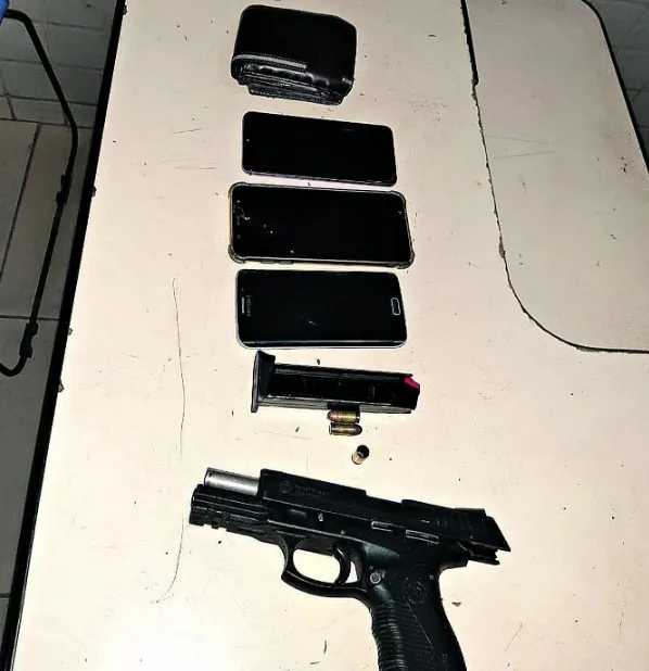 Arma e outros objetos apreendidos