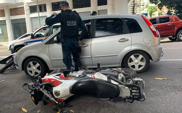Policiais tiveram as motocicletas danificadas e por pouco não foram atingidos pela manifestante. 