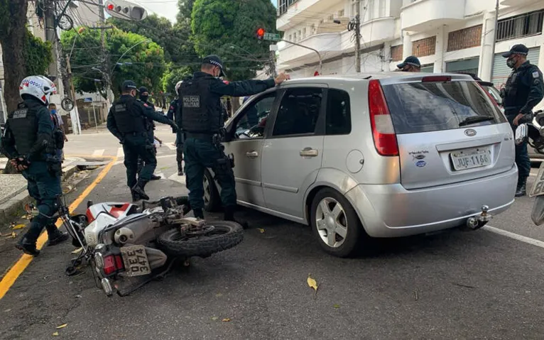 Francisca tentou atropelar os policiais que estavam em serviço. Ela foi presa em flagrante. 