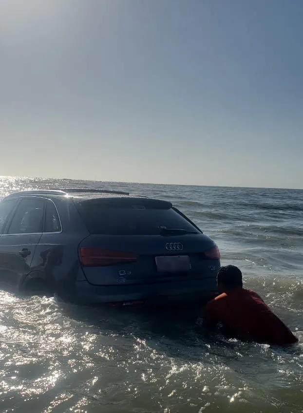 Banhistas amanhecem na praia e maré de Salinas engole carros de luxo