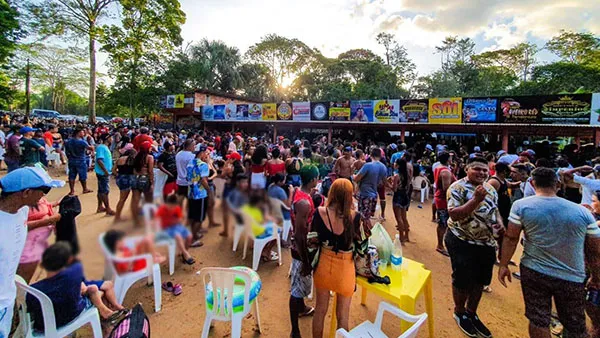 Até crianças são flagradas em cadeiras de festa. 