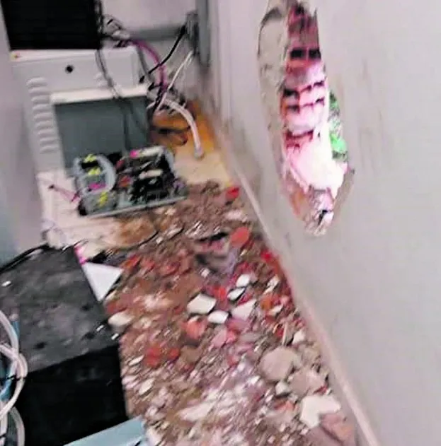 Segundo a polícia, os assaltantes desligaram o sistema de câmeras de segurança da agência e levaram os aparelhos. Nas imagens, o estrago provocado pelos ladrões

