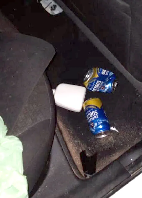 A Polícia encontrou latas vazias de cerveja no veículo.