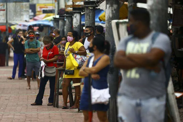 Movimentação nos terminais de embarque e desembarque de barcos em Belém.