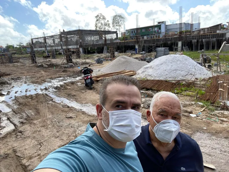Os empresários Rogério e José Oliveira no canteiro de obra do Formosa que sobe na Barão de Igarapé-Miri, no coração do Guamá. Serão 10 mil metros quadrados de área de vendas, com supermercado e magazine, o quinto lojão do grupo, que registra a melhor produtividade do setor no país.