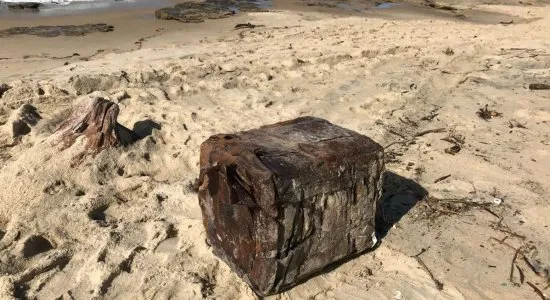 "Caixas misteriosas" voltam a surgir em praias de Pernambuco