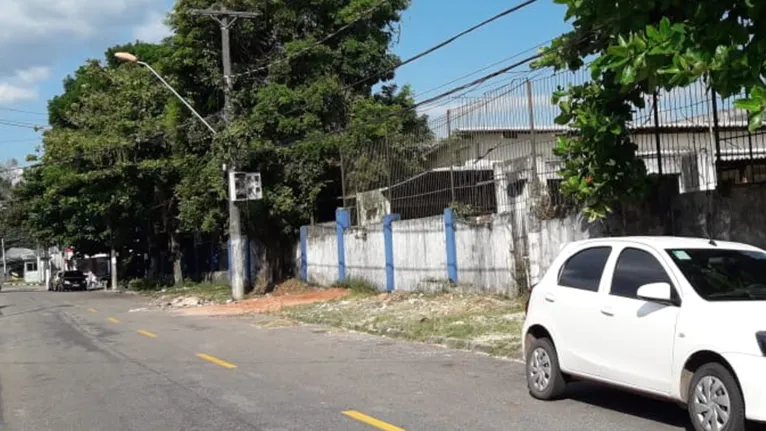 Construção de calçada de escola ficou apenas na promessa. 