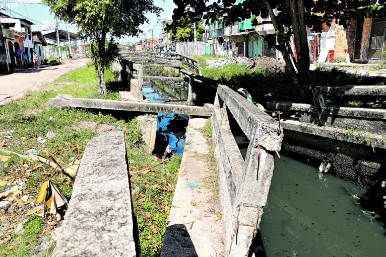 A precariedade nessas áreas periféricas da capital paraense já provocou até acidentes com vítimas fatais. Em algumas áreas, apenas motociclistas conseguem circular. O acúmulo de lixo e mato só piora a situação

