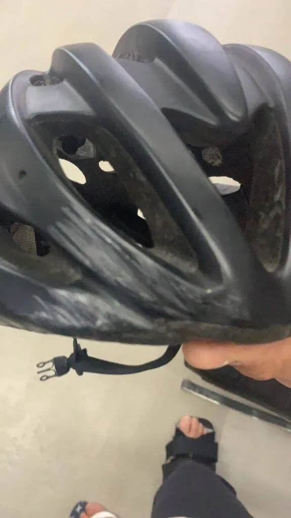 o capacete ficou amassado com a colisão