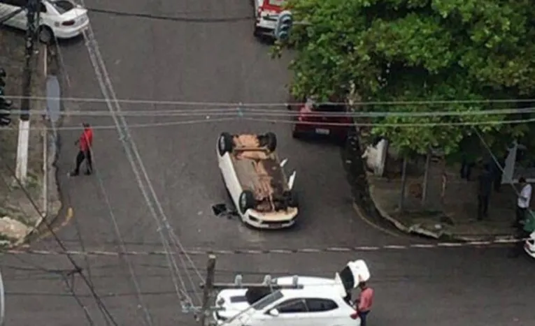 Apesar do susto, os danos foram apenas materiais. 