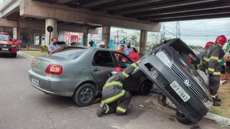 Veículos se chocam debaixo do viaduto na Augusto Montenegro