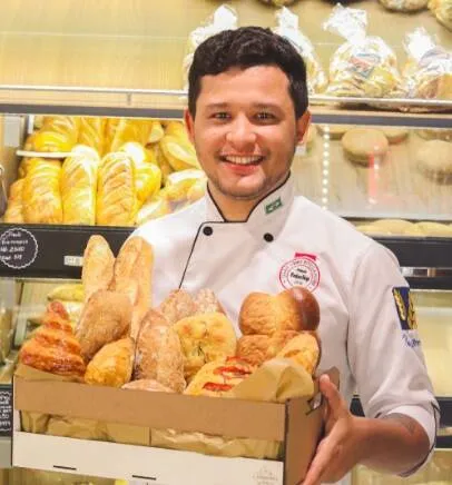 O chef boulanger Felipe Oliveira, que passou por várias redes internacionais, assina o novo cardápio de pães artesanais do Armazém 25 Padoca