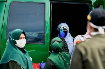 Por medida de segurança na pandemia, ambos só foram golpeados depois de terem a temperatura verificada.